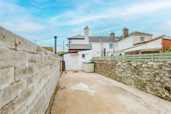 Coldbrook Road East, Barry