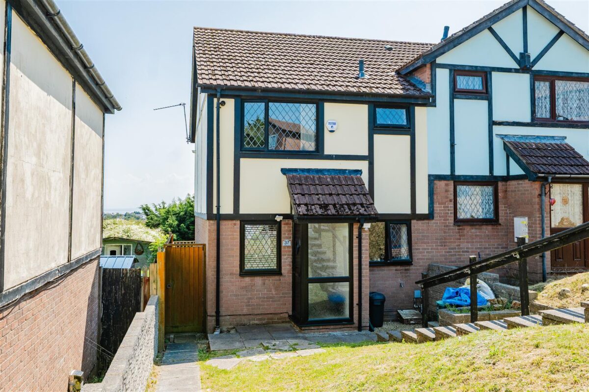 Columbus Close, Barry