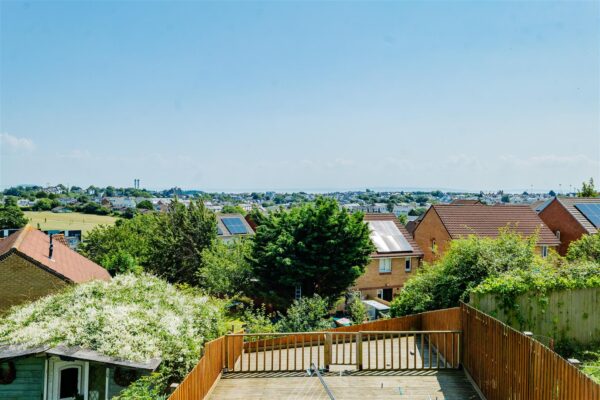 Columbus Close, Barry