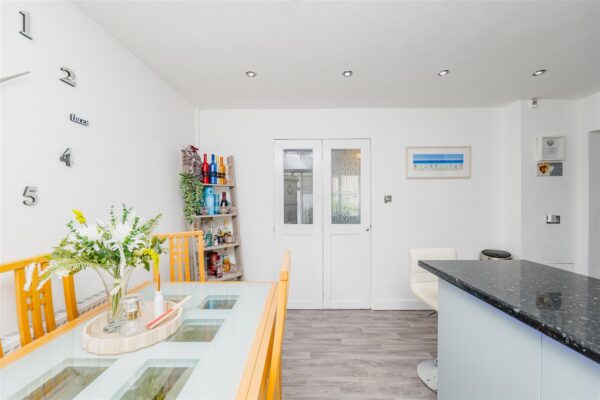 Purdey Close, Barry
