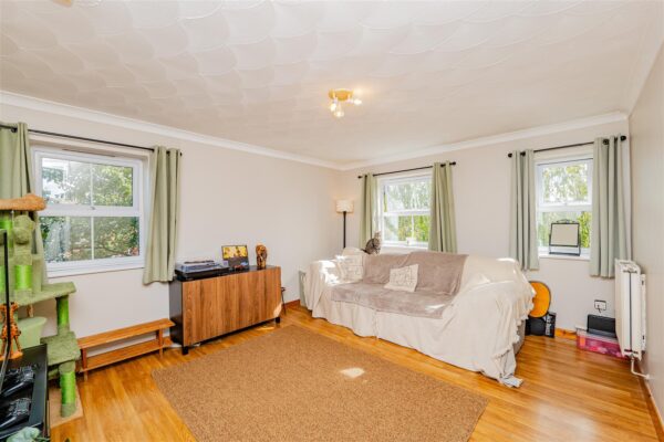 12 Heol Broadland, Barry, CF62 5AE