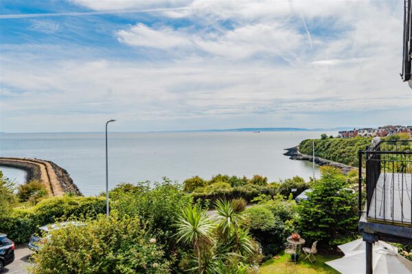 Redbrink Crescent, Barry