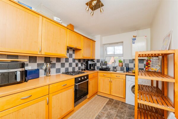 12 Heol Broadland, Barry, CF62 5AE