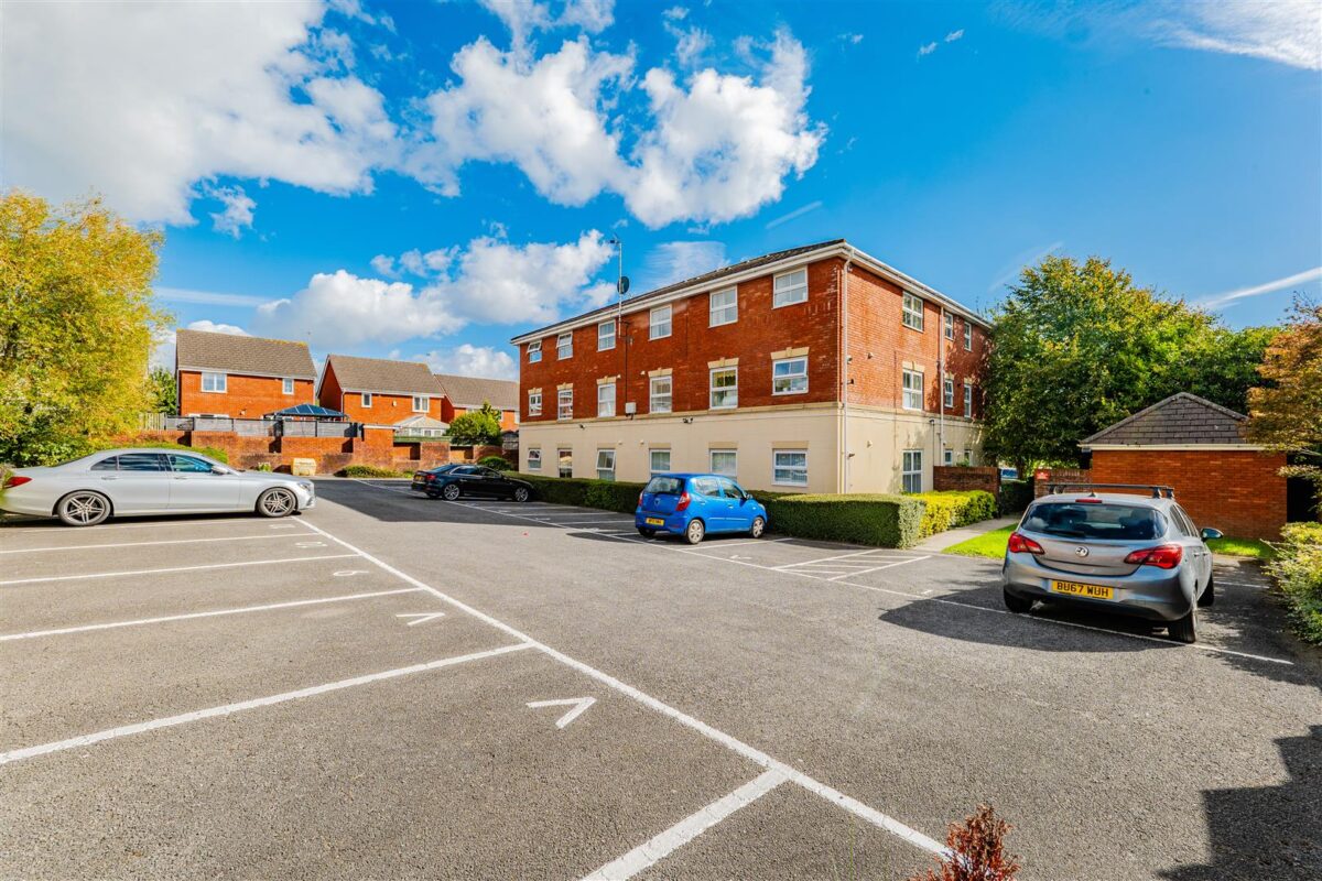 12 Heol Broadland, Barry, CF62 5AE